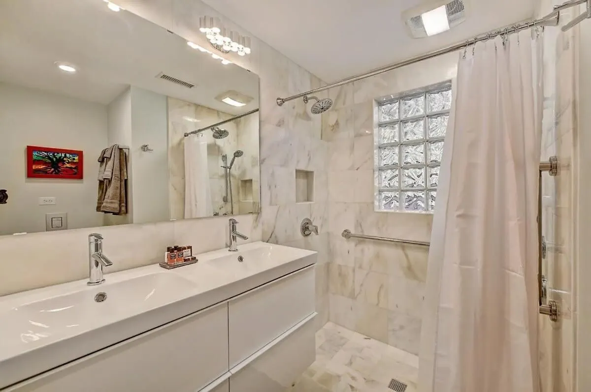 Comfortable And Stylish Condo Near Myers Park Σάρλοτ